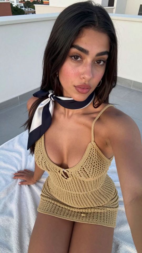 Fingers on Her Pussy (2K)