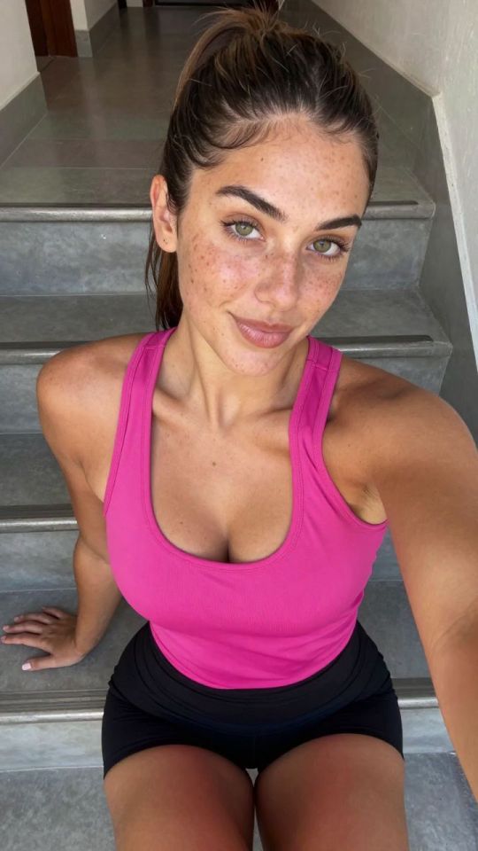 She Shows Her Tits (2K)